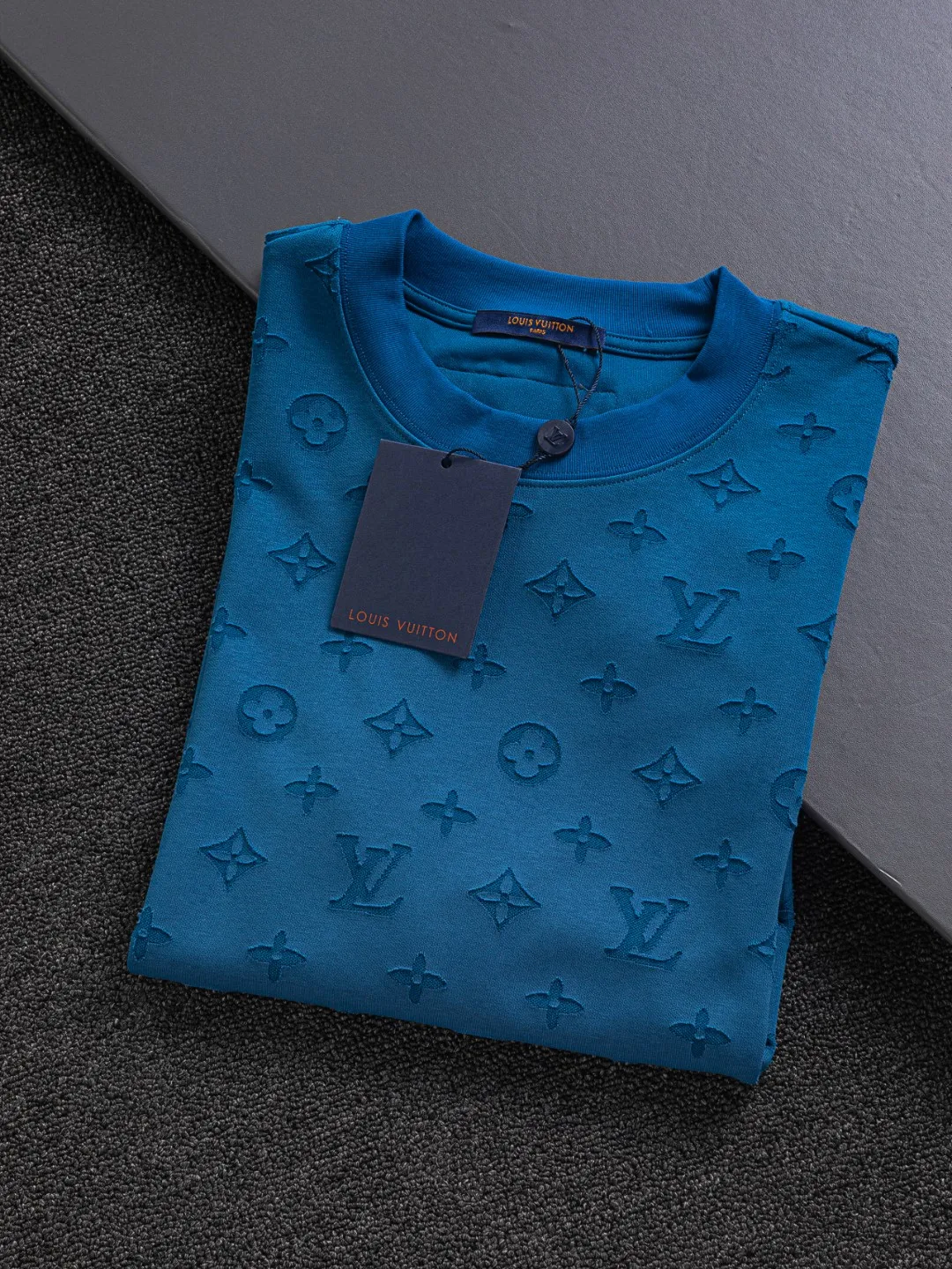 🅿️200 Louis Vuitton 1V Lujia LV slightly wide version S-XL lv 26SS LV new product counter catwalk model, full body cut burnt letter logo heavy craftsmanship, same style for men and women! Short-sleeves are not the same as the general public, but must be unique and eye-catching. This LV short-sleeves is all about quality, comfort, consistent style, fashion, including fabrics and cutting techniques, all of which have been made with great effort! 320 grams of washed pure cotton fabric, pure cotton is breathable, very refreshing and comfortable for daily wear. The rib knitting on the neckline is smooth and tight, and the neckline will not be skewed if you toss it at will. The loose version, you will find that it looks really good on the upper body. The overall is minimalist and neat, super versatile for daily use! Pair it casually with a pair of pants for a youthful look. A T-shirt will make your outfit crazy. It is a fashionable item that can never go wrong! Color: Black White Blue Size: S-XL Size chart: S: Shoulder width 50-Bust 56-Length 70 M: Shoulder width 52-Bust 57-Length 72 L: Shoulder width 54-Bust 59-Length 74 XL: Shoulder width 56-Bust 62-Length 76